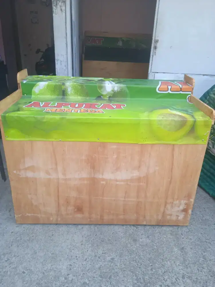 Meja bekas jualan buah alpukat