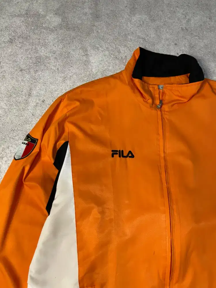 JAKET WINDBREAKE ORANYE DAN PUTIH