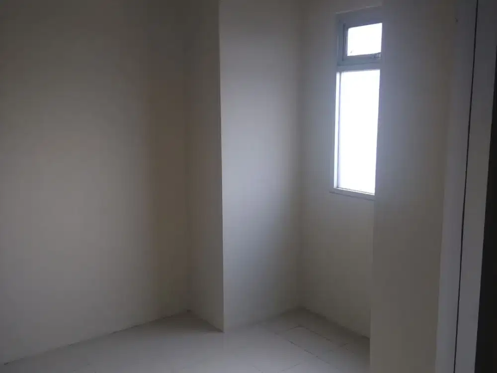 Disewakan Apartemen Grand Emerald lt 10 type 2kamar kosongan 1 AC