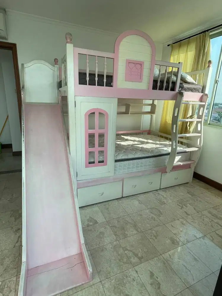Tempat tidur dengan ayunan