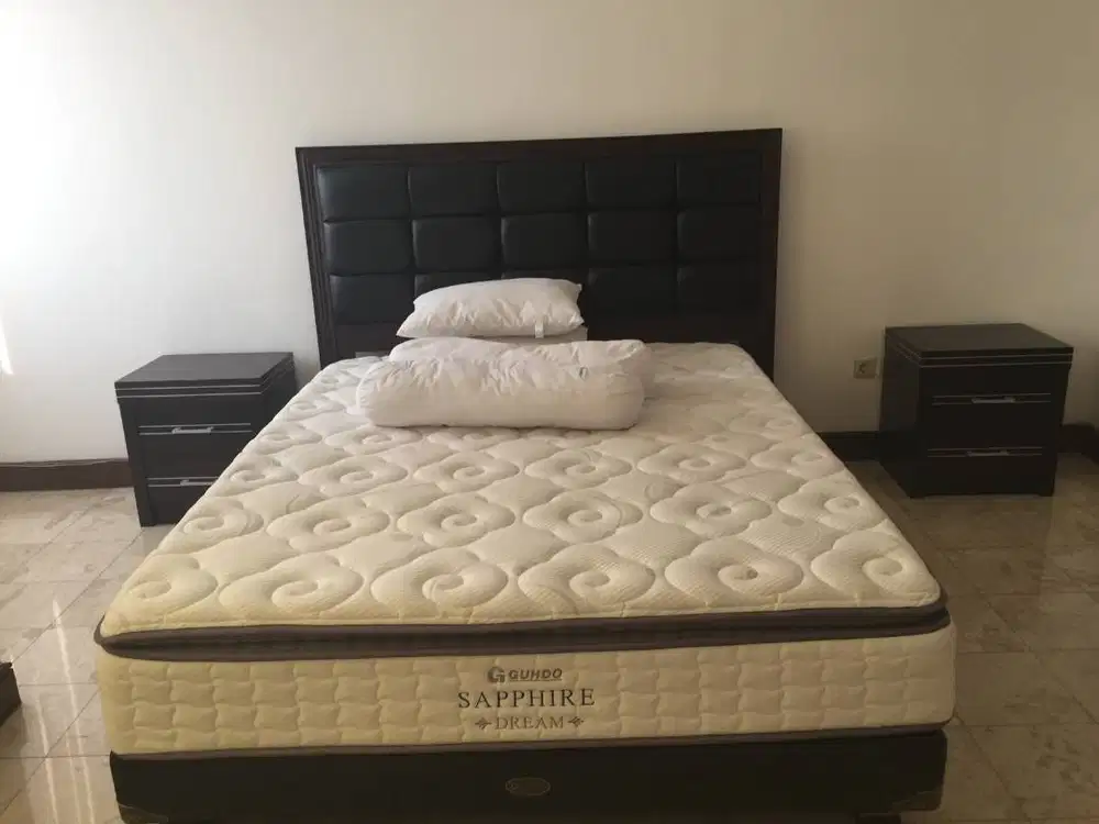 Bed tipe queen dan nakas