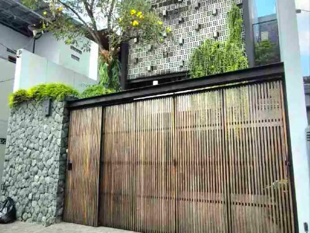 rumah tropical modern private pool dekat masjid Zayed Banjarsari