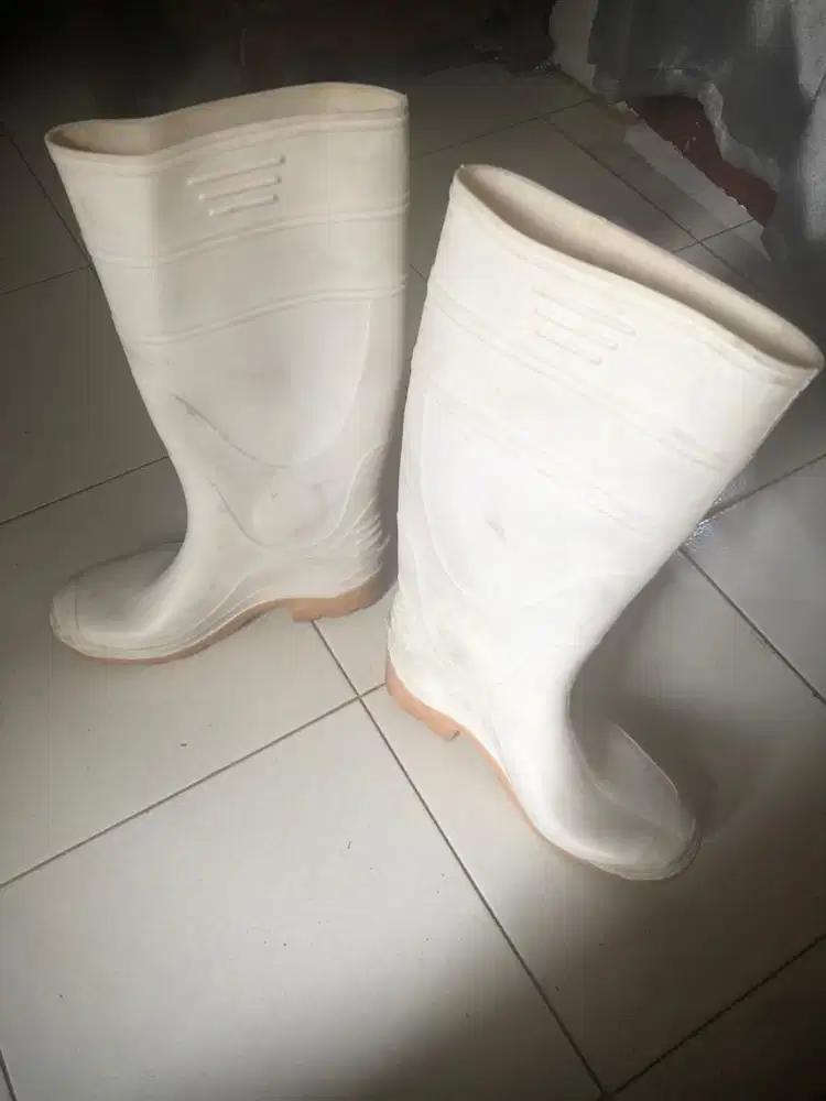 Sepatu booth tebal