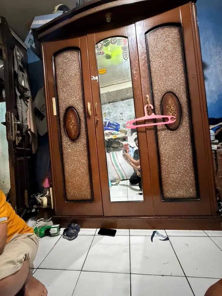 Lemari Pakaian 3 Pintu