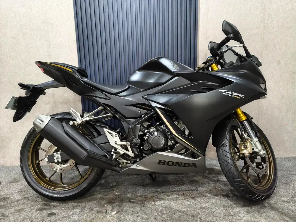 CBR 150R 2023 istimewa mulus terawat siap pakai...