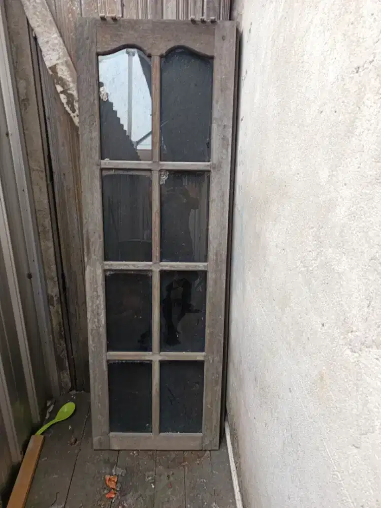 Daun jendela kayu ulin lengkap dengan kaca nya