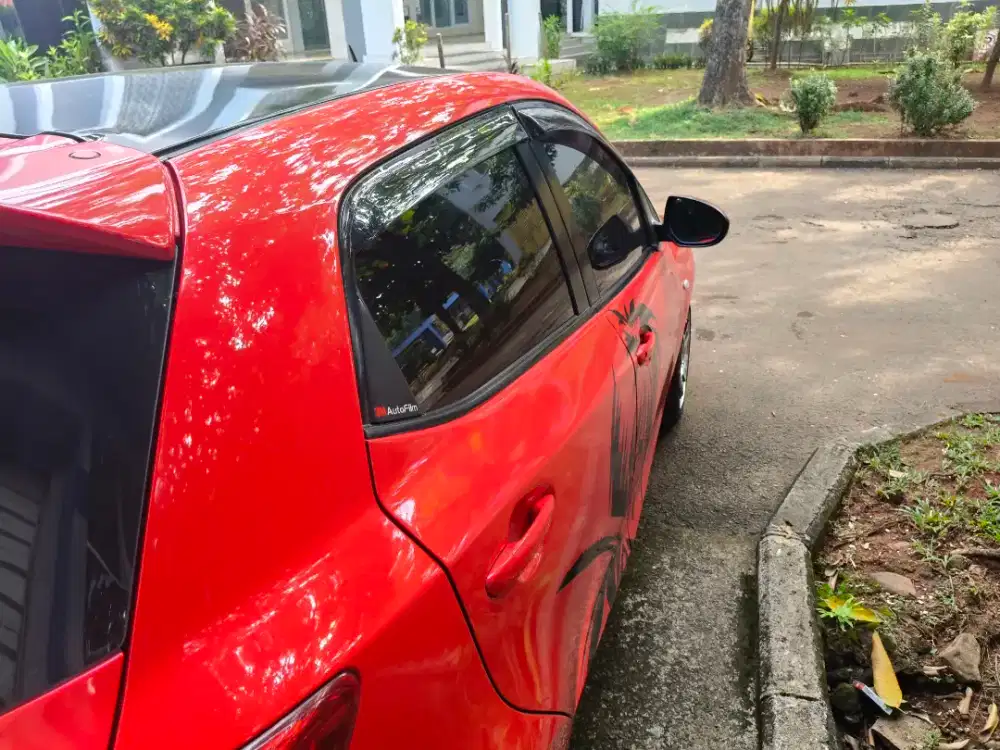 Mazda 2 merah mulus