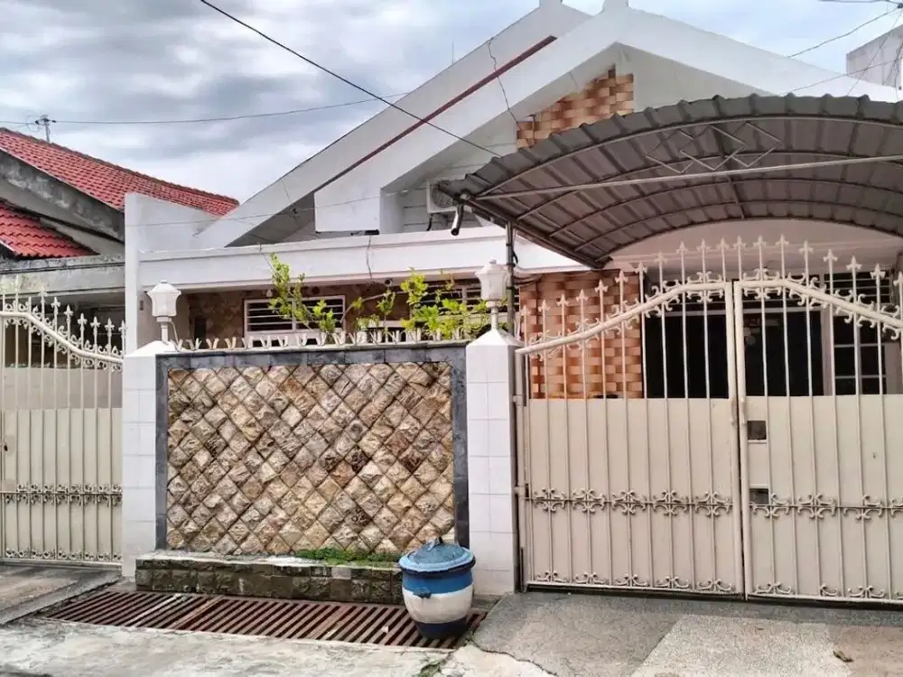 Rumah di Daerah Darmo Harapan Indah Terawat Bagus