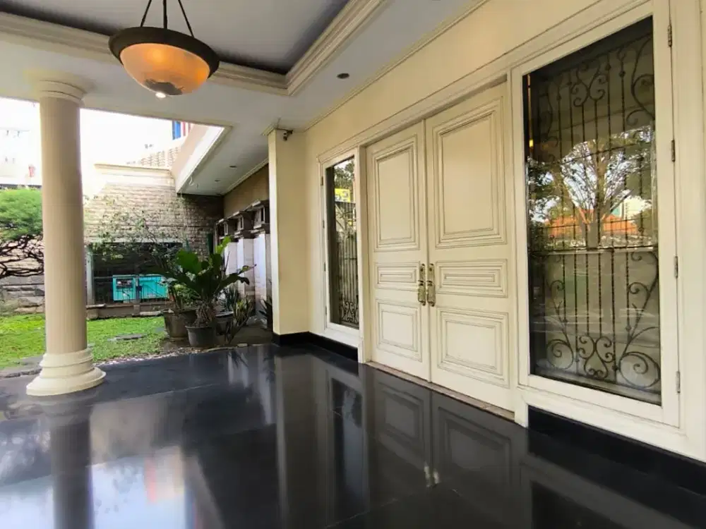 Lokasi Top! Cocok untuk kantor, spa, klinik kecantikan, cafe, dll Disewakan Rumah Di 0 Raya Arjuna, Surabaya Pusat