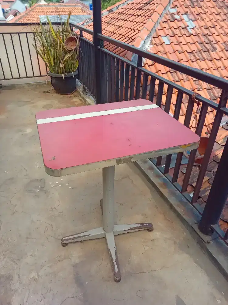 Meja kotak merah