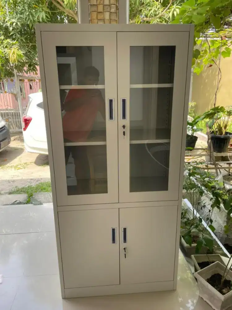 LEMARI ARSIP BESI 4 PINTU KOMBINASI KACA