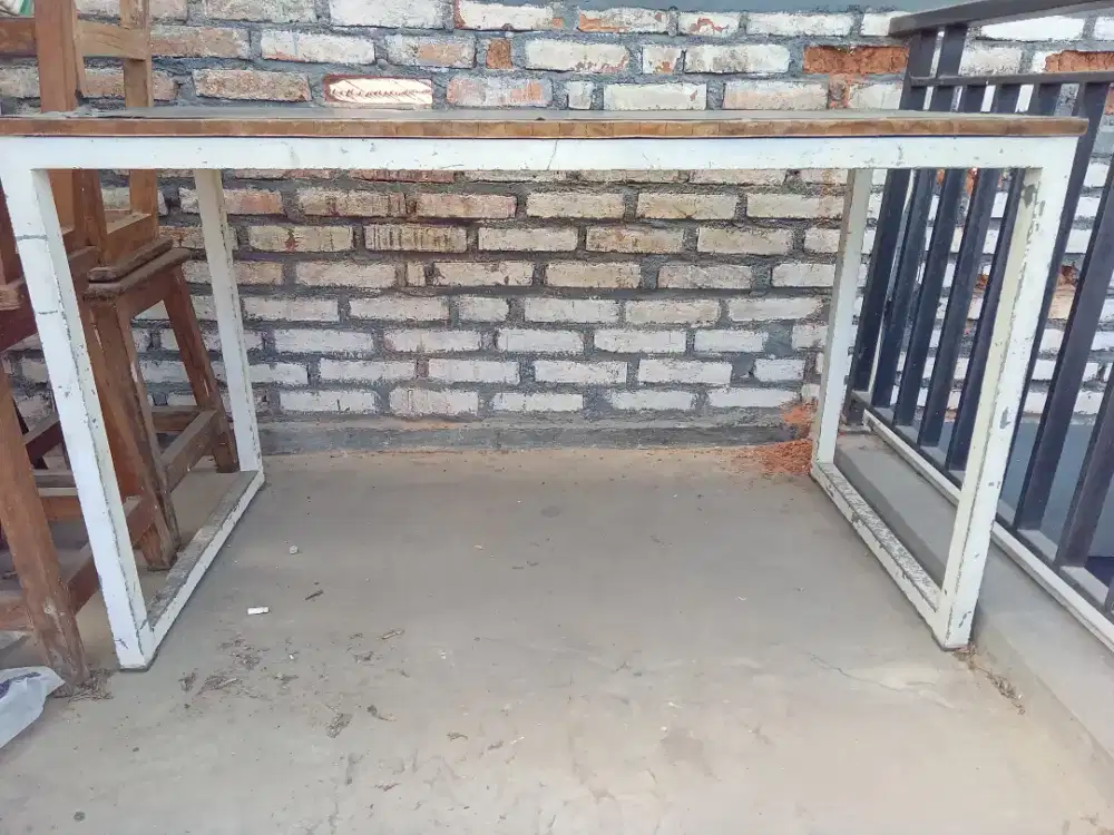 Meja panjang besi