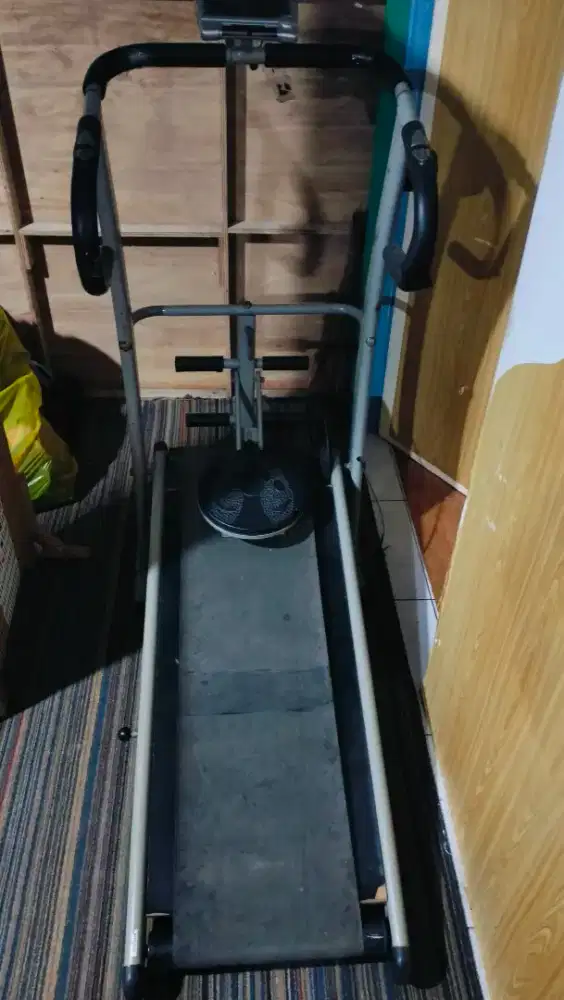 Treadmill alat joging dirumah