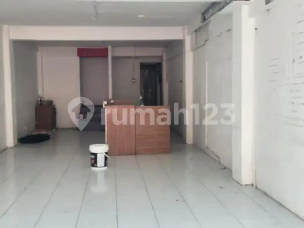 Ruko 3 Lantai di Jalan Raya Dewi Sri - Lokasi Strategis