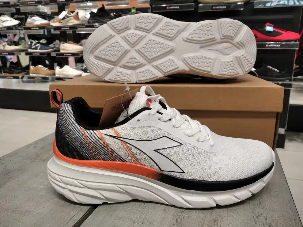 Sepatu putih run diadora size 41 murah