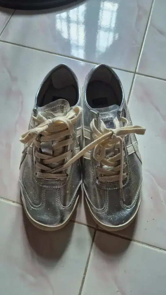 Preloved onitsuka tiger silver 39
