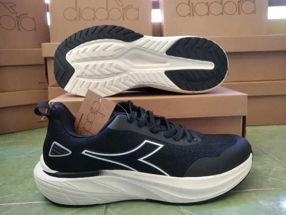 Sepatu hitam diadora run size 45 murah