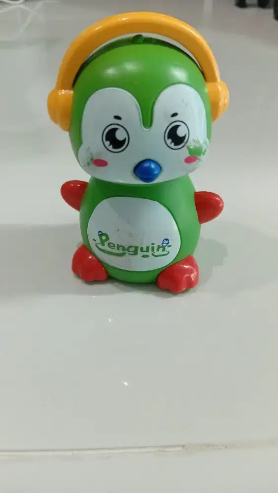 Mainan penguin hijau