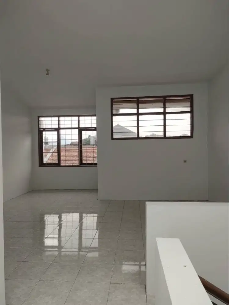Dijual Rumah 2 Lantai Siap Huni di Taman Kopo Indah 2