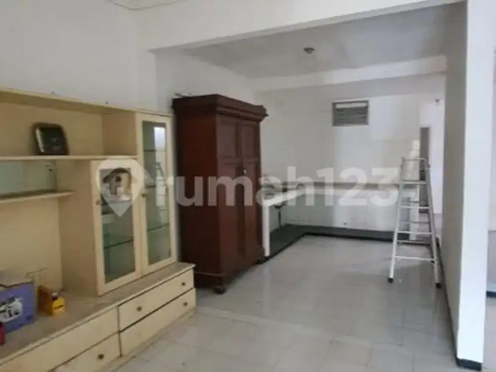 Rumah di Raya Darmo Harapan Indah  jalan kembar, siap huni , lokasi strategis