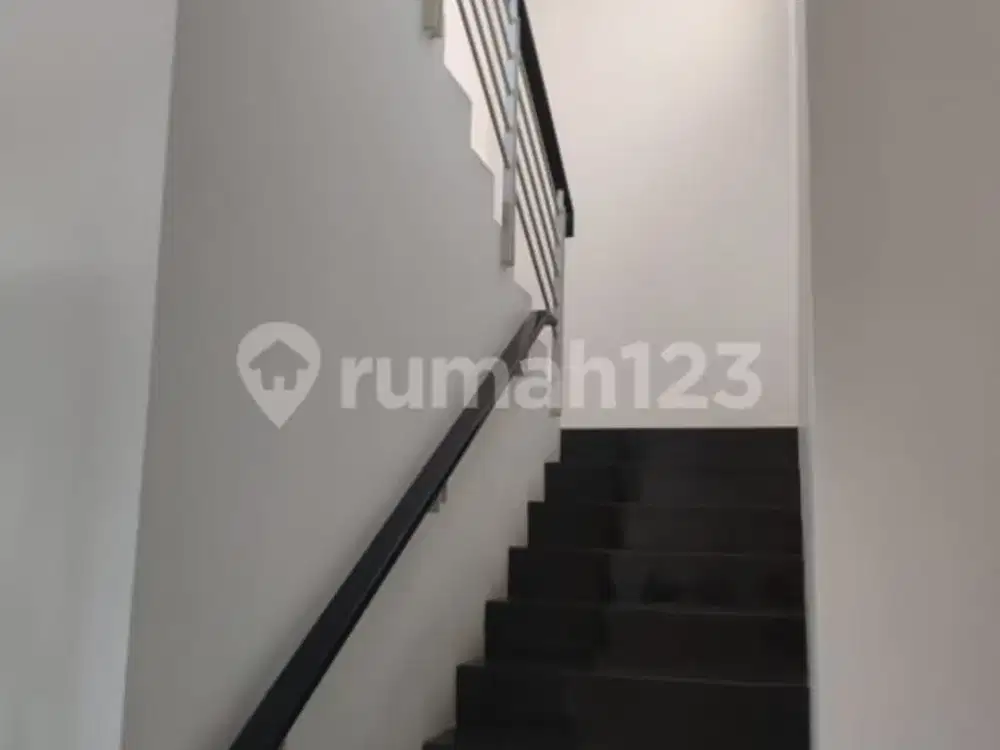 Rumah nyaman 2 lt di Graha Family, dekat club house