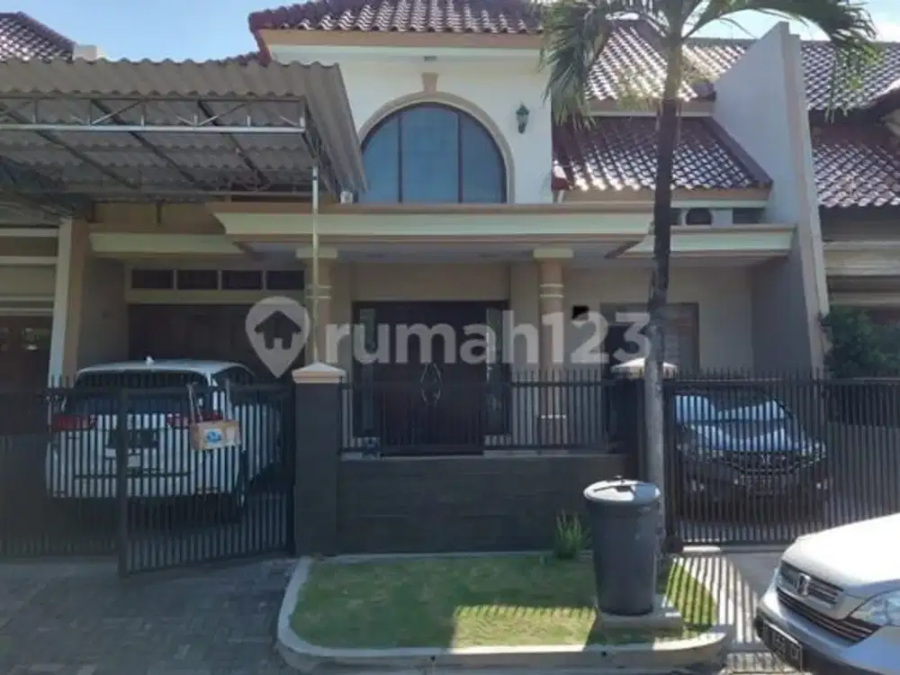 Rumah nyaman depan taman, parkir luas