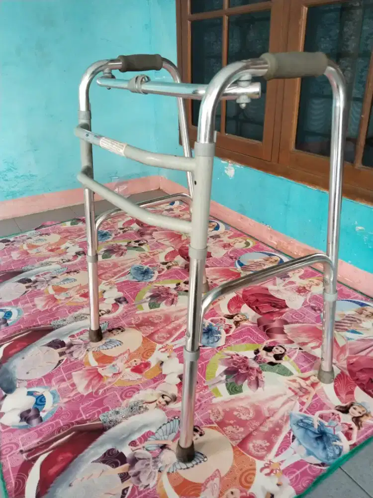 Dijual alat jalan tongkat Walker kondisi second layak pakai