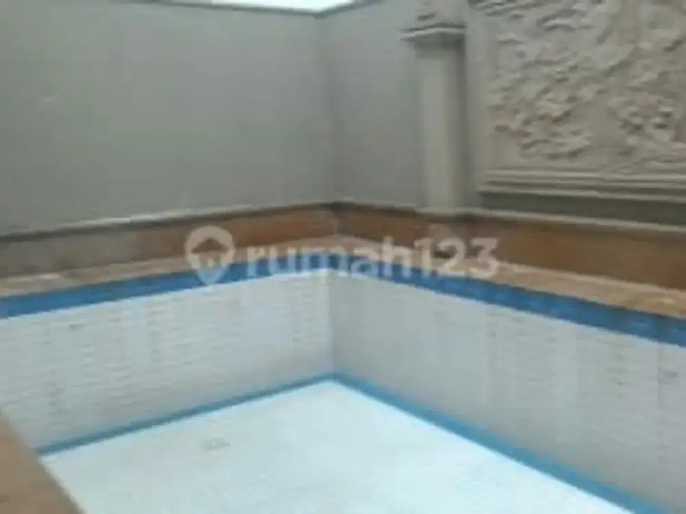 Rumah ada kolam renang di Darmo Permai Selatan