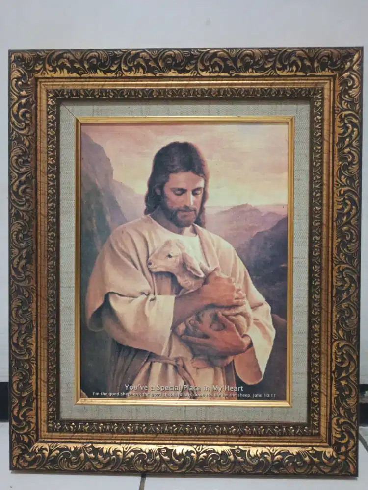 Lukisan Yesus memeluk anak domba