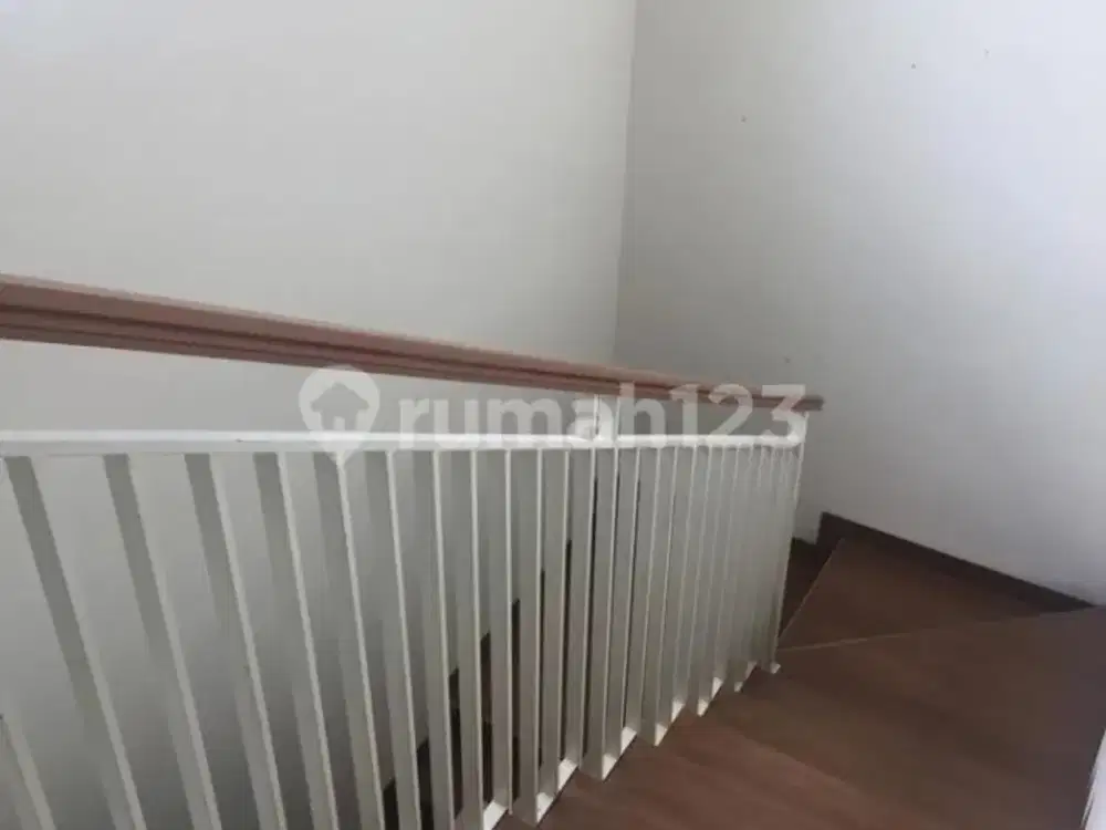 Rumah sangat terawat di Kendangsari 2 Lantai SHM Bagus, bisa di buat kost kost an