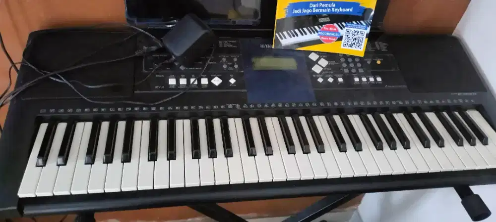 keyboard elektronik portabel Yamaha PSR-E333 61 tuts berwarna hitam.