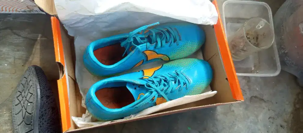 Sepatu sepak bola ukuran 40