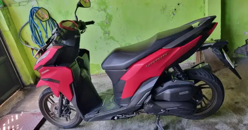 Honda New Vario 125 ISS Smartkey tahun 2024 warna merah.