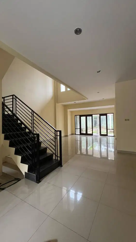 Disewakan Rumah 2 Lt, 7 Kamar Tidur di Perumahan Lembah Hijau Cikarang