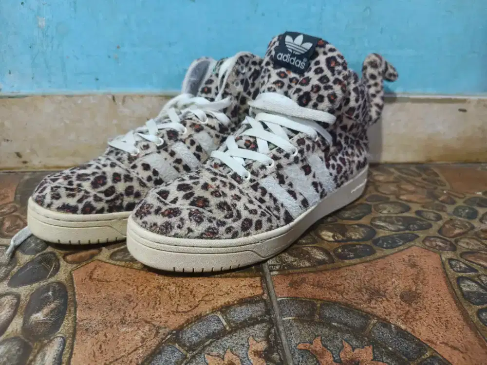 Adidas leopard ukuran 42