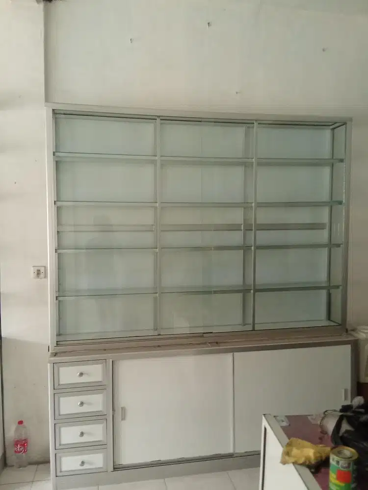 Dijual murah masih bagus, etalase fullset bekas apotek