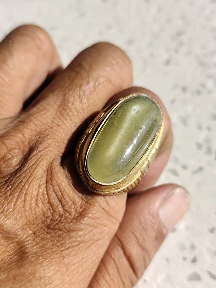 Big Natural Green Sapphire, cat eye luster, kristal