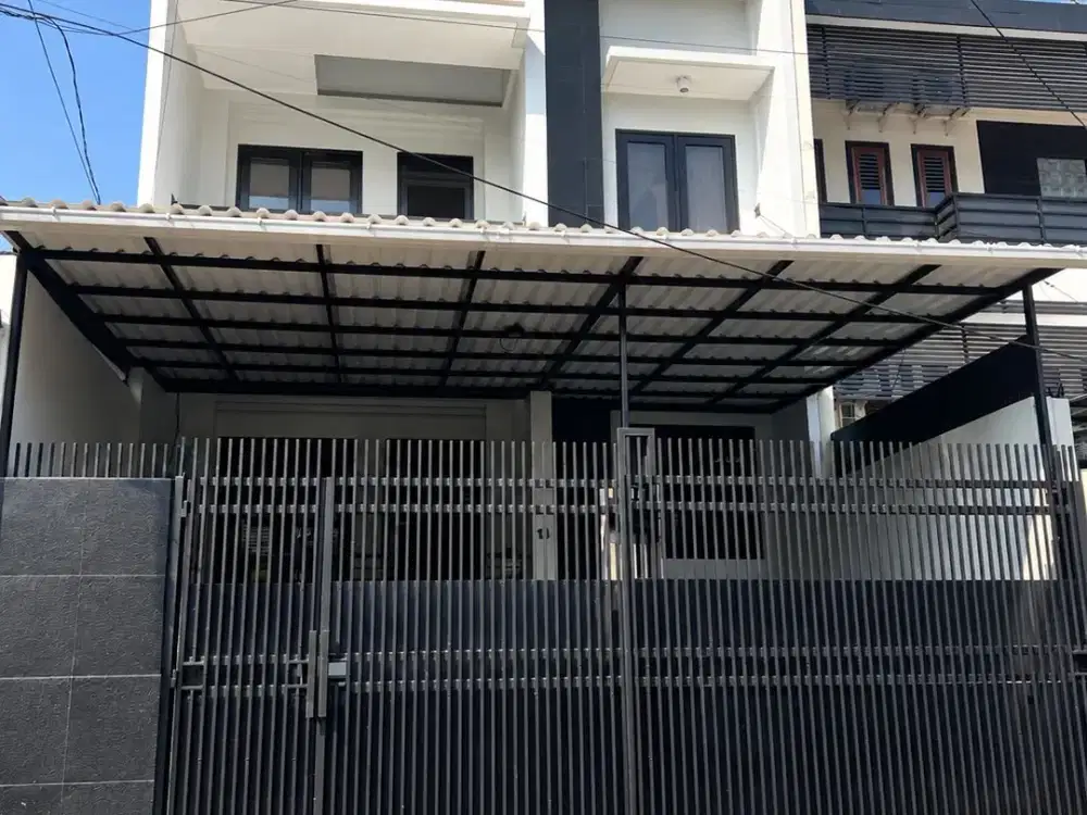 Rumah Kayu Putih Pulomas Uku 7X20 Strategis Rapi 3 LT Rapi Siap Huni