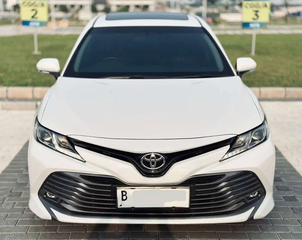 Toyota Camry V AT 2020 Bensin