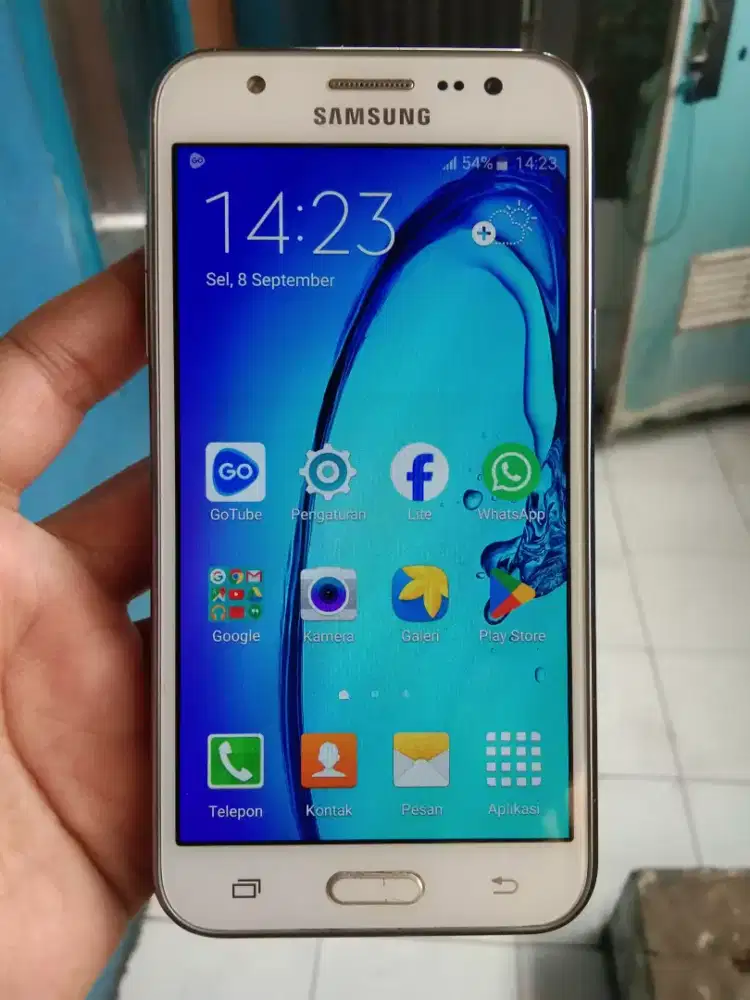 Samsung galaxy J5 2015 4G layar 5 inchi amoled