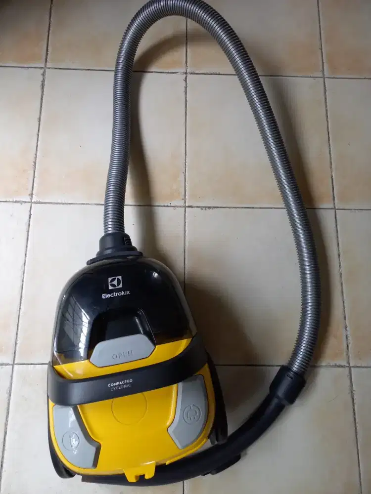 Vacuum cleaner Electrolux compactGo Z1230