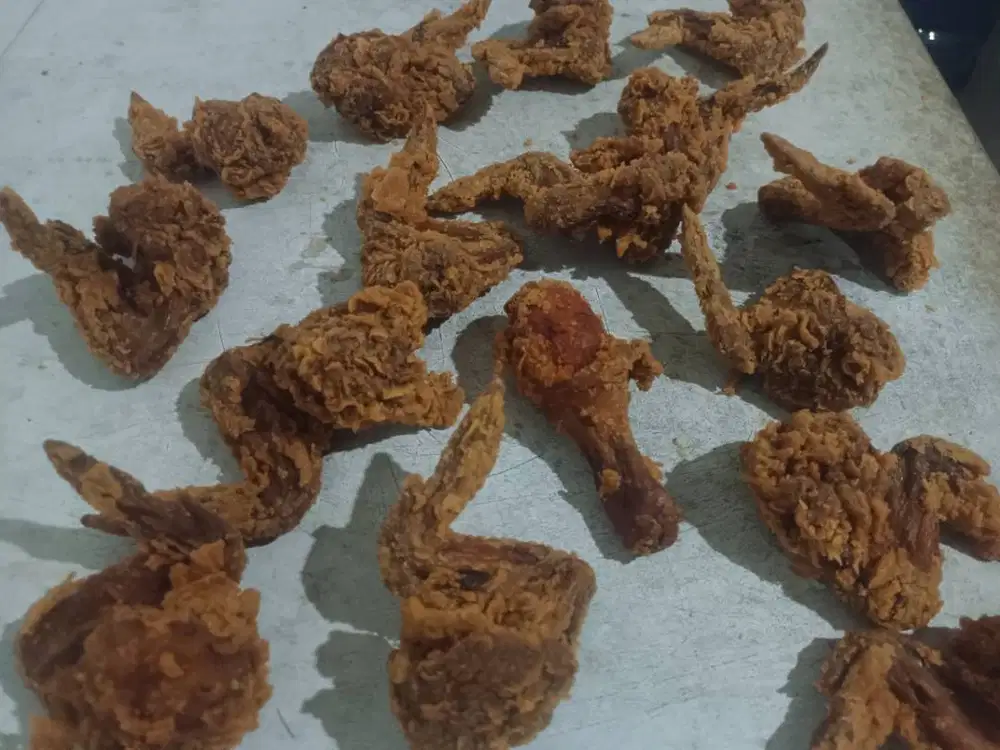 Pegawai ayam krispi