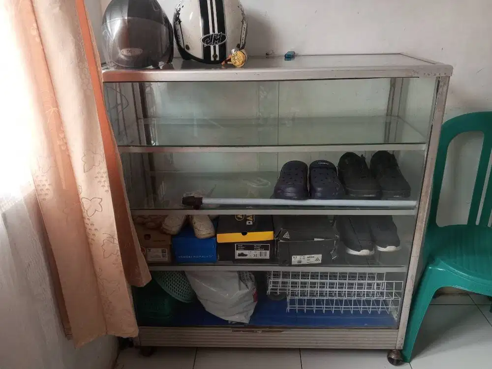 Di jual etalase