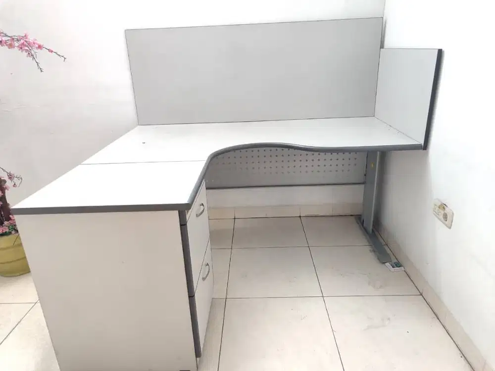 Dijual Meja Kerja L shape merk Aditech 1set = 2meja + 2laci
