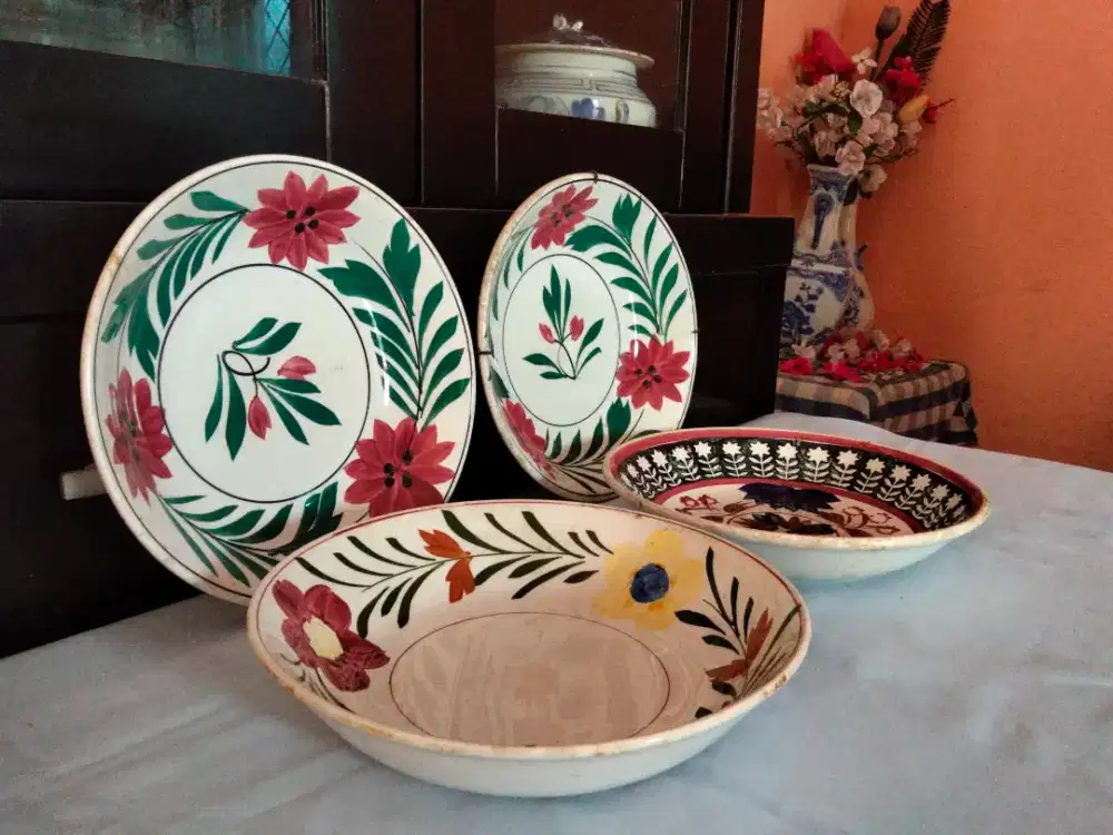 Piring  antik pajangan dari bahan keramik/porselin