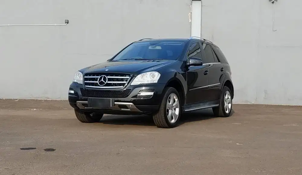 Mercedes Benz ML300 AWD AT 2011 Black on Beige