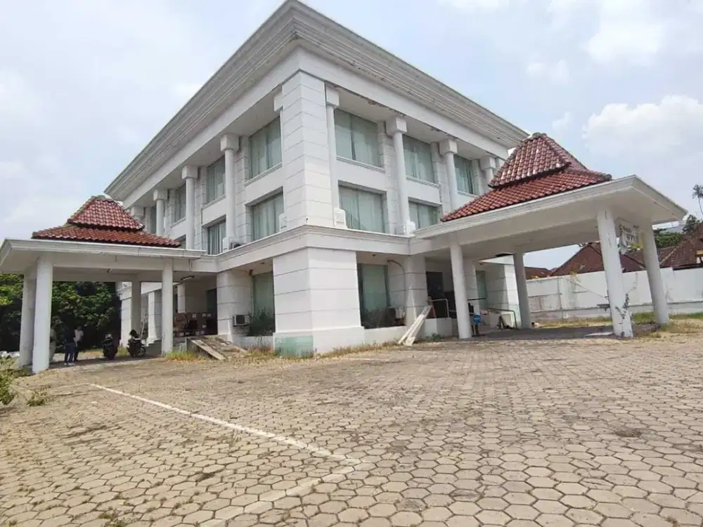 Gedung disewakan di Jl Veteran Solo ex kantor Bank parkir luas sudah pagar keliling