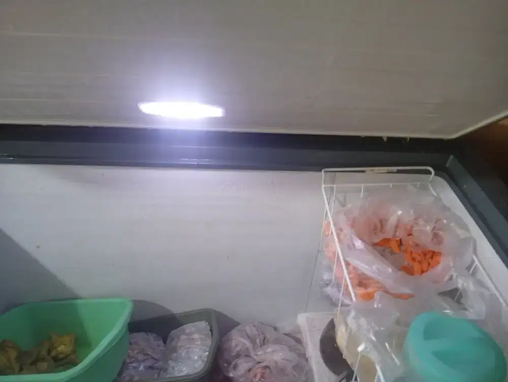 Dijual freezer besar kondisi mulus bagus