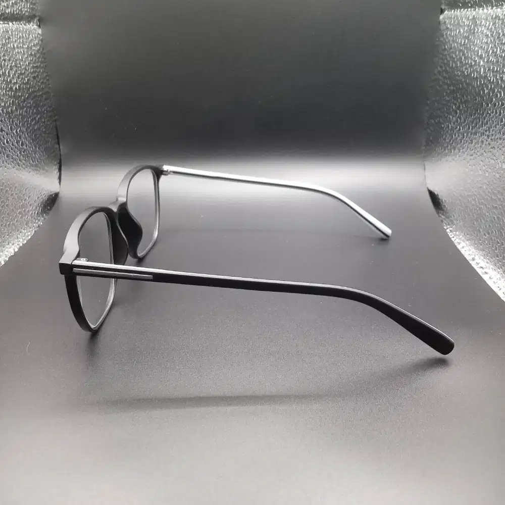 kacamata baca frame hitam dan bening