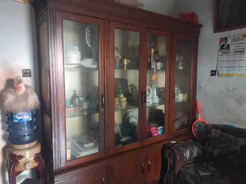 Lemari kaca kayu